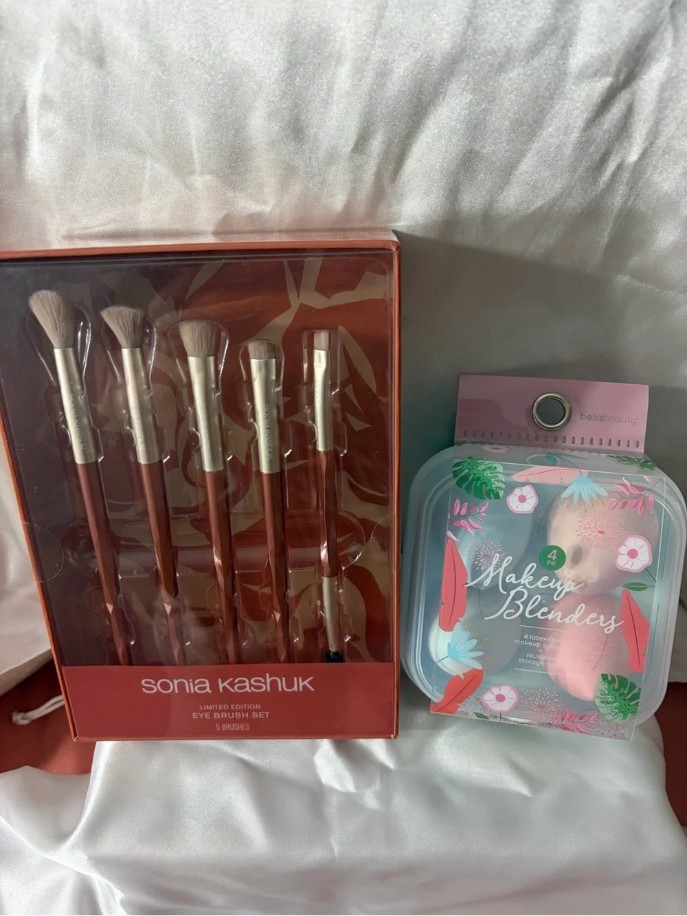 NIP Hello Kitty Red and Blue Cosmetic Bag & Sleep Mask, Makeup blenders & brushe